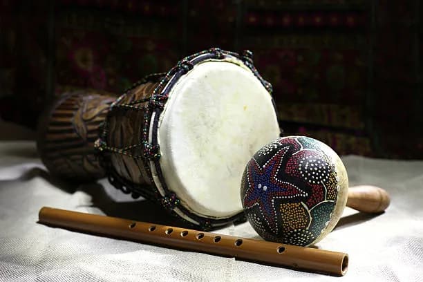 Scène musicale et percussions, illustration culturelle